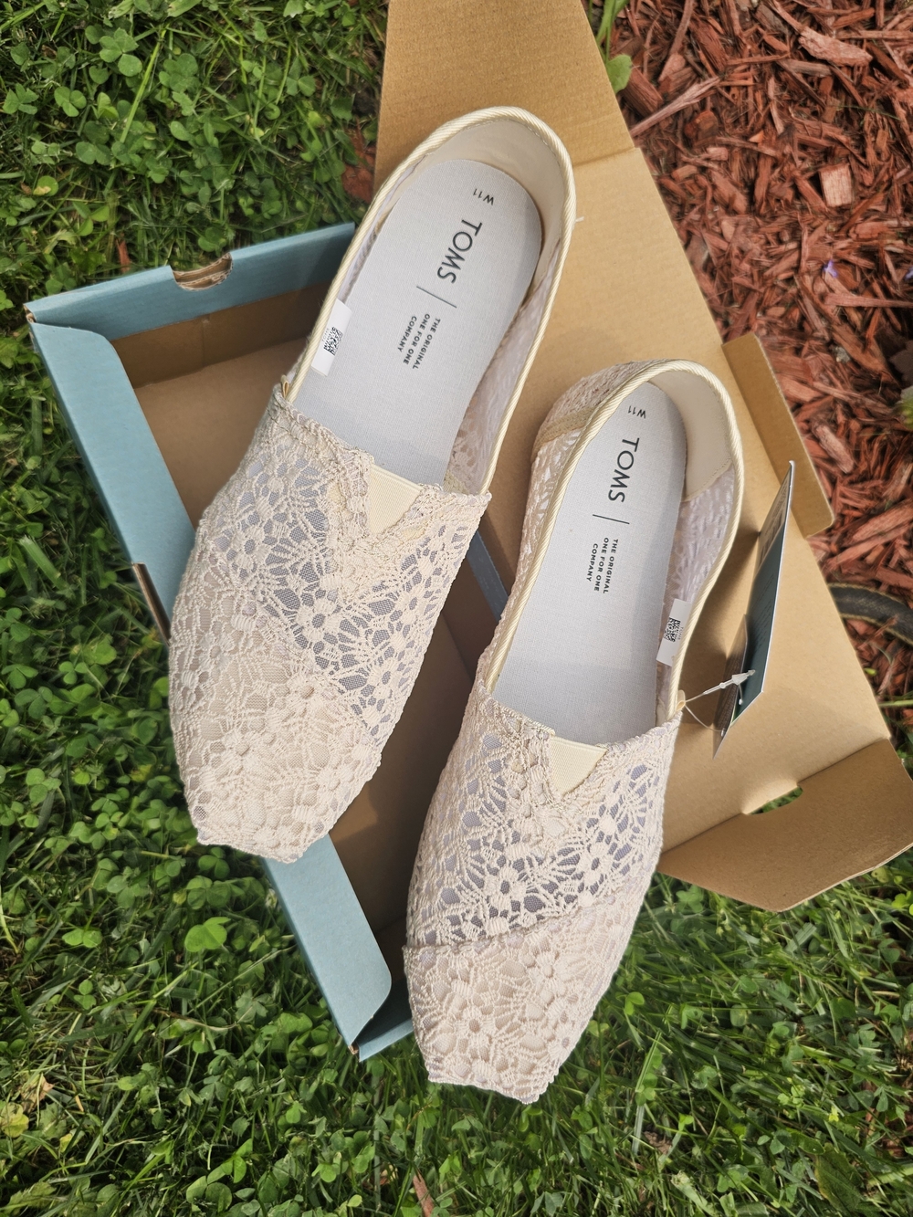 TOMS Women's Beige Lace Slip-On Flats